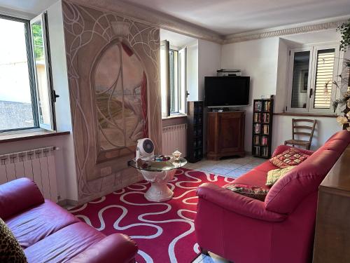 ein Wohnzimmer mit 2 Sofas und einem TV in der Unterkunft Casa Garfagnana in Fornaci di Barga