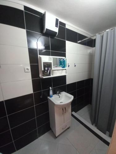 Ett badrum på Apartmani Dujakovic