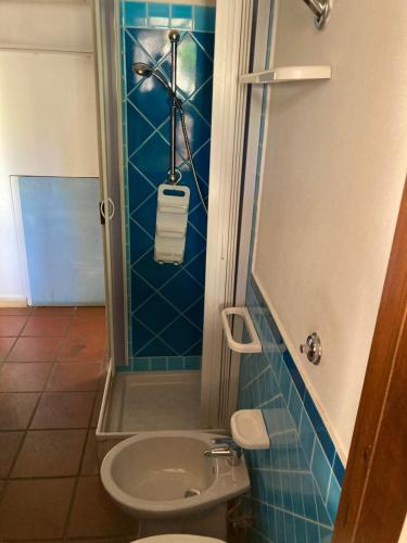 uma casa de banho com um WC e uma cabina de duche. em Villasimius villetta a 300 mt dalla spiaggia em Villasimius