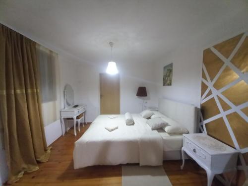 Ένα ή περισσότερα κρεβάτια σε δωμάτιο στο Apartman Dujaković