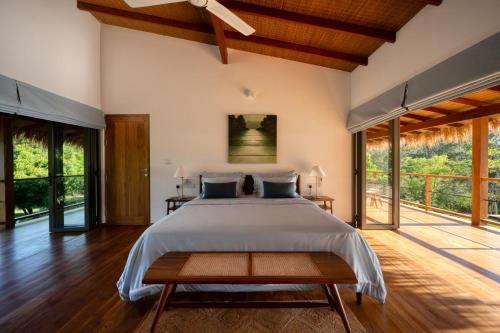 Ένα ή περισσότερα κρεβάτια σε δωμάτιο στο Niketh Villa Komari Arugambay