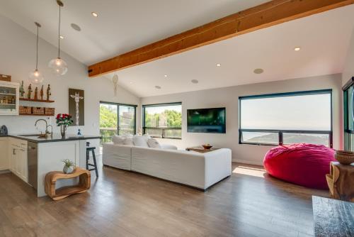 Kuchyň nebo kuchyňský kout v ubytování Malibu Retreat with Balcony and Mountain Views