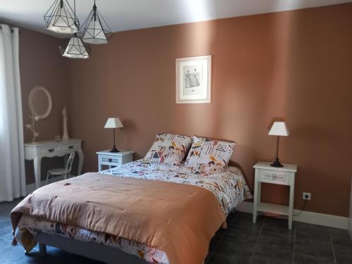 een slaapkamer met een bed met 2 tafels en 2 lampen bij Chambre(s) d'hôte chez Mam's in Beaucaire