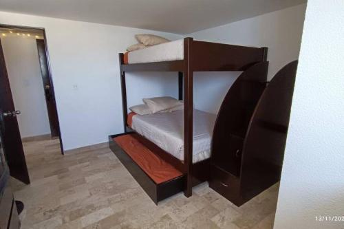 Cette chambre dispose de lits superposés. dans l'établissement Luxurious Apartment, Oceanfront, spectacular view, à Acapulco