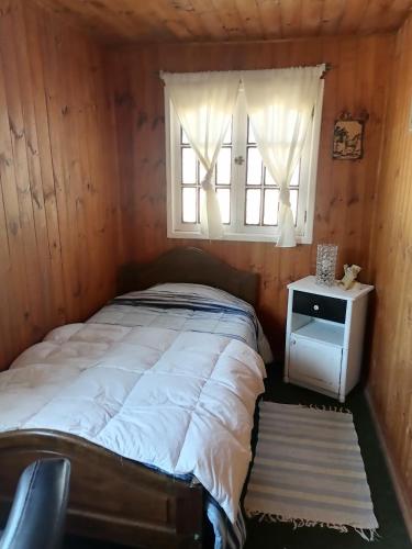 Isla Negra的住宿－Habitación individual el amenecer de la Estancia，一间卧室设有一张床和一个窗口