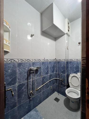 uma casa de banho com um chuveiro e um WC. em Dar Bennis em Rabat