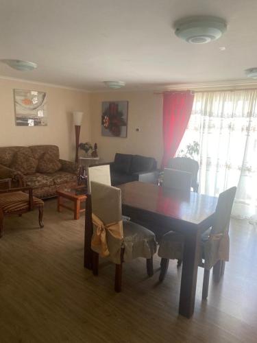 uma sala de estar com uma mesa e um sofá em Departamento 9 Avenida argentina 2272,Antofagasta em Antofagasta