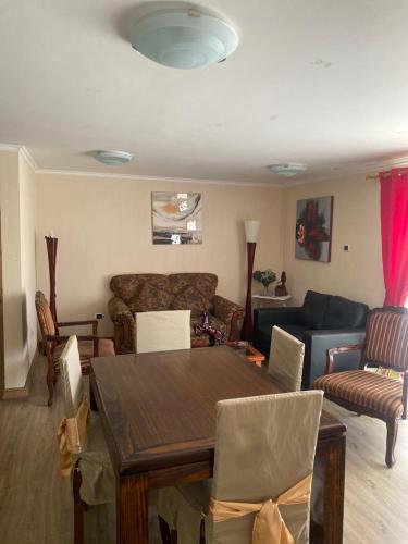 sala de estar con mesa y sofá en Departamento 9 Avenida argentina 2272,Antofagasta en Antofagasta