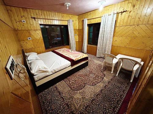 Een bed of bedden in een kamer bij OYO HOME Zulal Home Stay Guest House