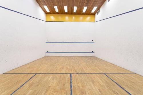 an empty gymnasium with a basketball court with a wooden floor at Flat incrível e acessível ao lado da Paulista in São Paulo