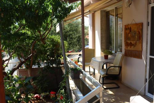 a balcony of a house with a table and chairs at Ευχάριστο σπίτι σε όμορφη γειτονια. in Alexandroupoli