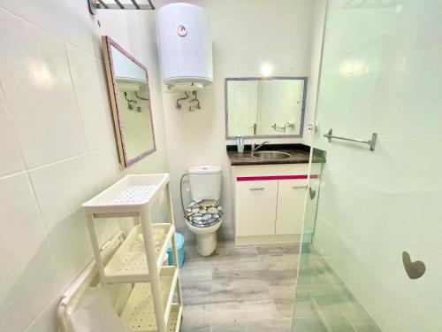 een kleine badkamer met een toilet en een wastafel bij Cozy Bungalow in Costa Del Silencio
