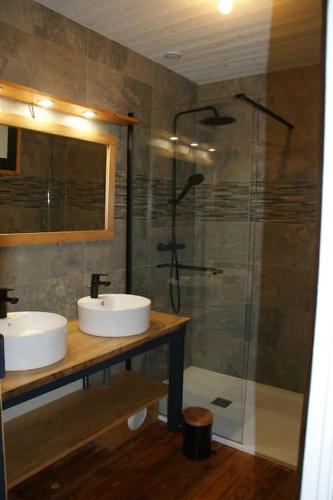 une salle de bain avec deux lavabos et une douche dans l'établissement La maison de René, gîte cœur d'Auvergne, à Fontannes