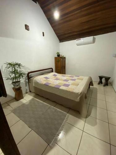 um quarto com uma cama num quarto em Casa Beira Mar, Paraty-RJ em Paraty