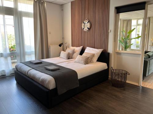 1 dormitorio con 1 cama grande en una habitación en The marine apartment near Amsterdam, en Kortenhoef