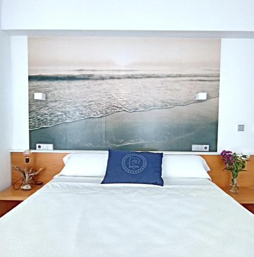 Ένα ή περισσότερα κρεβάτια σε δωμάτιο στο Hotel Alboran