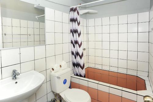 a bathroom with a toilet and a sink at Wide Mouth Frog Quepos in Quepos