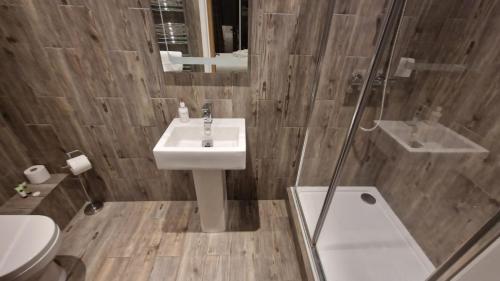 a bathroom with a sink and a shower at Relaxing Room With Ensuite Rutland Point in Morcott