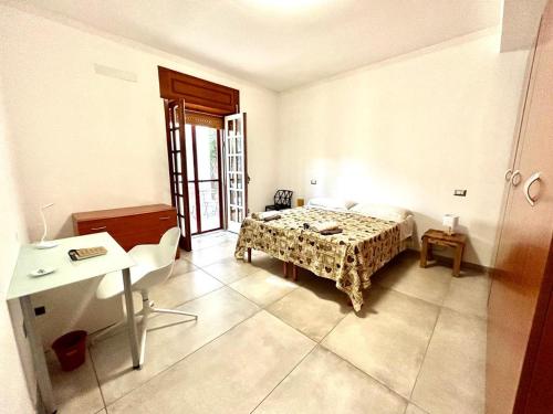 - une chambre avec un lit, une table et un bureau dans l'établissement GrannyHome, à SantʼArpino