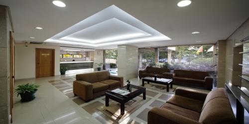 uma grande sala de estar com sofás e uma mesa em Vip Executive Suites Maputo em Maputo