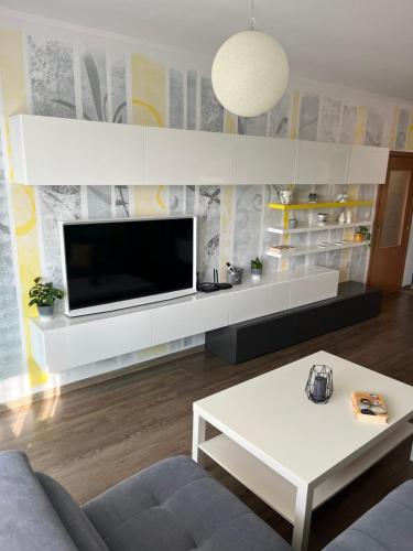  Il comprend un salon doté d'une télévision murale à écran plat. dans l'établissement Apartment Marvi, à Veliko Tarnovo