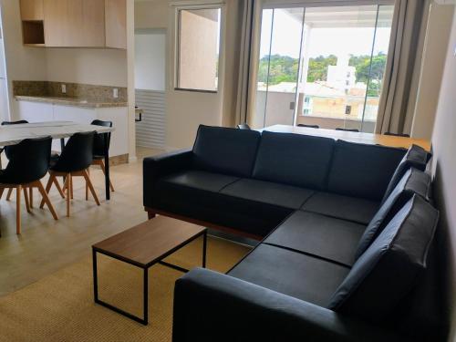 a living room with a couch and a table at COBERTURA no CENTRO BOMBINHAS in Bombinhas