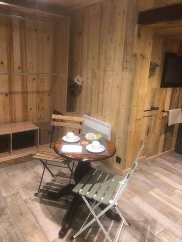 una mesa y sillas en una habitación con paredes de madera en ARTIN, en Marsella