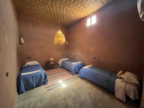 En eller flere senge i et værelse på Dar Talmoudi