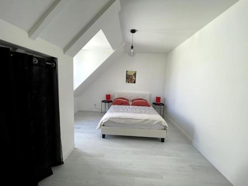 Postel nebo postele na pokoji v ubytování Maison entière 5 mn Roissy CDG/15 mn Parc Astérix