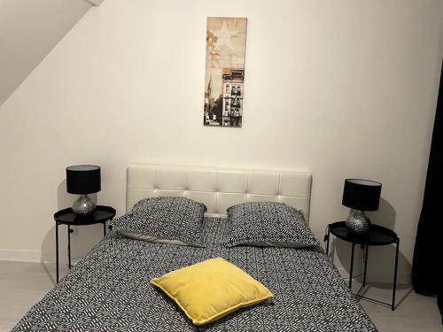 Postel nebo postele na pokoji v ubytování Maison entière 5 mn Roissy CDG/15 mn Parc Astérix
