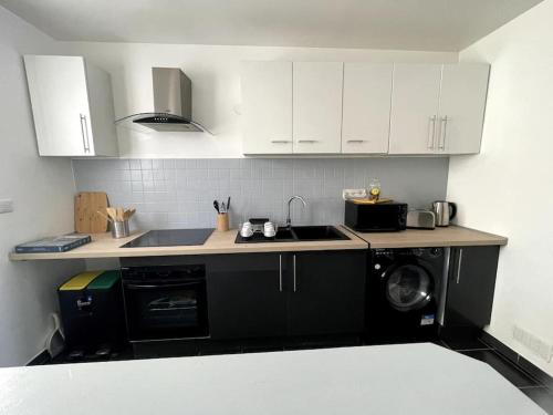 Kuchyň nebo kuchyňský kout v ubytování Maison entière 5 mn Roissy CDG/15 mn Parc Astérix