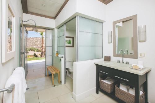 Bathroom sa Flora Farms Cabo Hayloft #1 -2 5 Bdrm w Private Pool