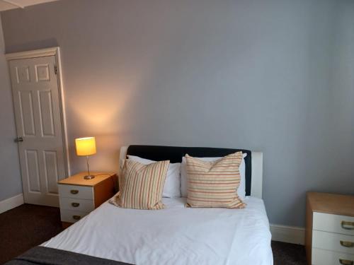 Gulta vai gultas numurā naktsmītnē Ferndale Place - Huku Kwetu Luton- Spacious 4 Bedroom Suitable & Affordable Group Accommodation - Business Travellers