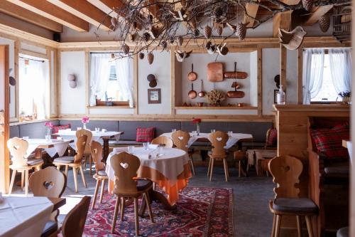 a restaurant with tables and chairs in a room at Chalet del Capriolo in Vodo Cadore