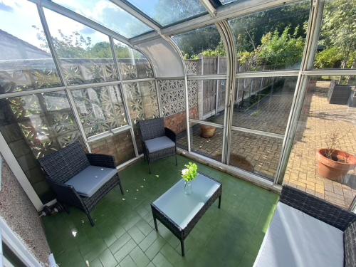 Balkón nebo terasa v ubytování Stunning Modern Cozy 5 star 3 bedroom house-Free Parking Greater London Metro Stations hosted by Tony