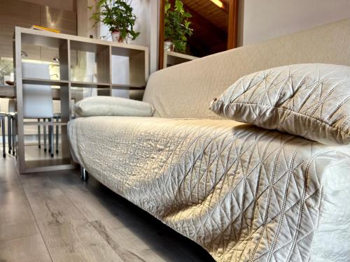 Una cama con manta y almohadas. en Casa di Rosy, en San Sperate