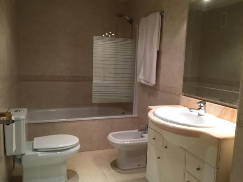 リョレート・デ・マルにあるVicmar Home Apartment Iのバスルーム(トイレ、洗面台、バスタブ付)