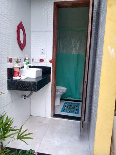 La salle de bains est pourvue d'un lavabo, d'une douche et de toilettes. dans l'établissement Casa de praia, à Saquarema