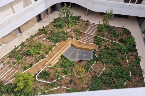 an aerial view of a garden in a building at Magnifique appartement sur la seine in Alfortville