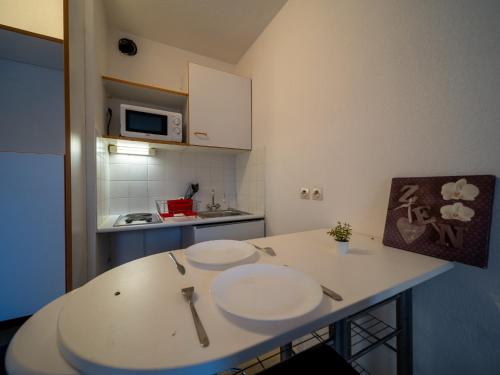 uma cozinha com um balcão com dois pratos em Appartement tout équipe wifi à 6 min St Charles em Marselha