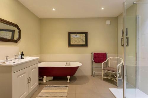 uma casa de banho com uma banheira, um lavatório e um chuveiro em Old Leckie Farmstay em Stirling