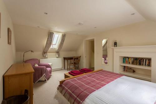 1 dormitorio con 1 cama y sala de estar en Old Leckie Farmstay en Stirling