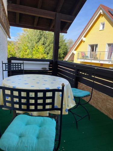 um pátio com uma mesa e cadeiras numa varanda em Am Birkenhain em Titisee-Neustadt