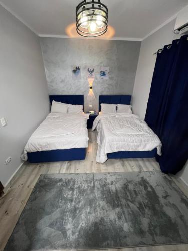 Una cama o camas en una habitación de Moses Pyramids Inn
