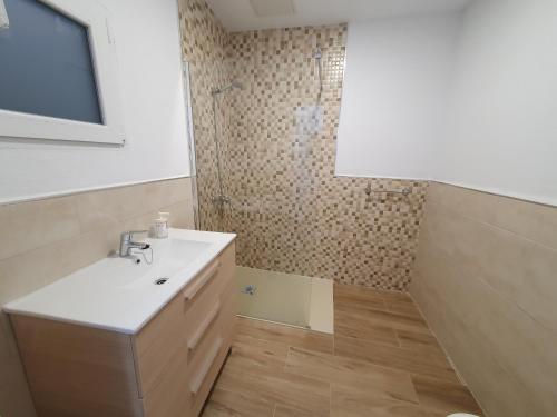 y baño con lavabo y ducha. en Casitas Isabelita, en Valle de Santa Inés