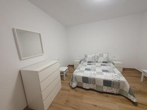 1 dormitorio blanco con 1 cama y vestidor en Casitas Isabelita, en Valle de Santa Inés