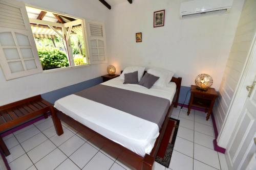 Postel nebo postele na pokoji v ubytování Sur la route des épices - Location villas avec piscine et jacuzzi