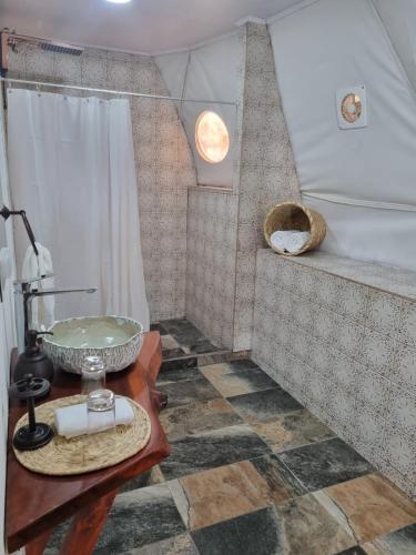a bathroom with a sink and a shower at Refugio La Paz EcoGlamping in San Ramón