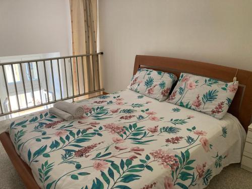 un letto con piumone floreale e 2 cuscini di james house blu a Teramo