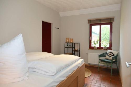 1 dormitorio con 2 camas, ventana y silla en Resilienz und Entspannung pur! Neue LODGE am See - ideal für Gruppen und Familien, en Mustin